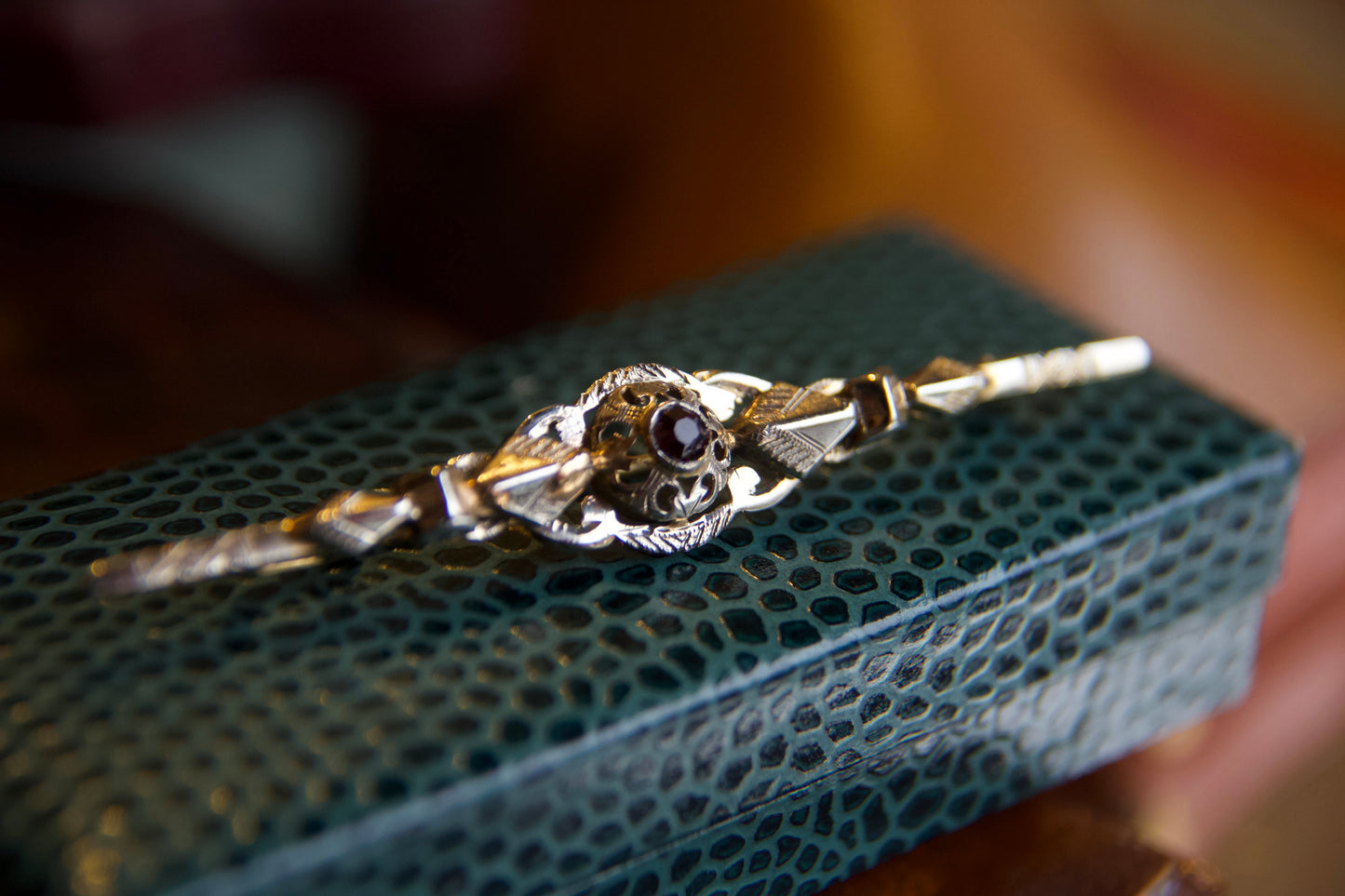 Spilla vintage anni '50 con motivi geometrici
