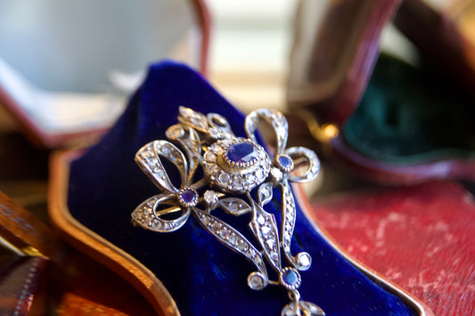 Spilla pendente Vittoriana a fiocco con zaffiri goccia e diamanti