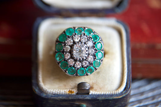 Anello margherita antico con diamanti e smeraldi Vittoriano