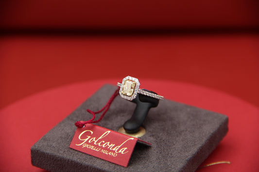 Anello stile halo con diamante fancy