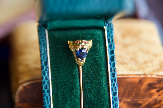 Raro spillone antico a forma "Tigre" con zaffiro