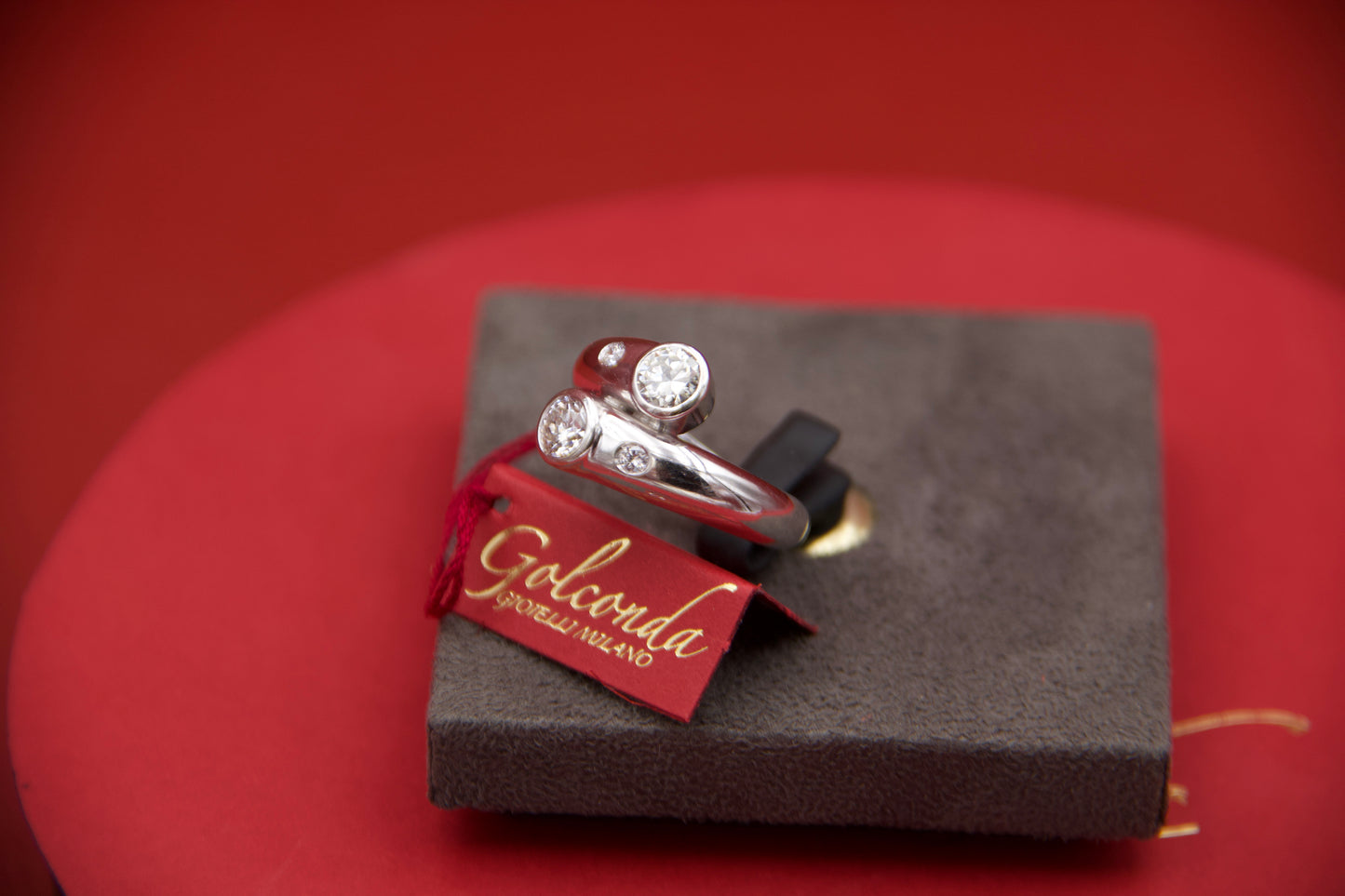 Anello contrarie con diamanti