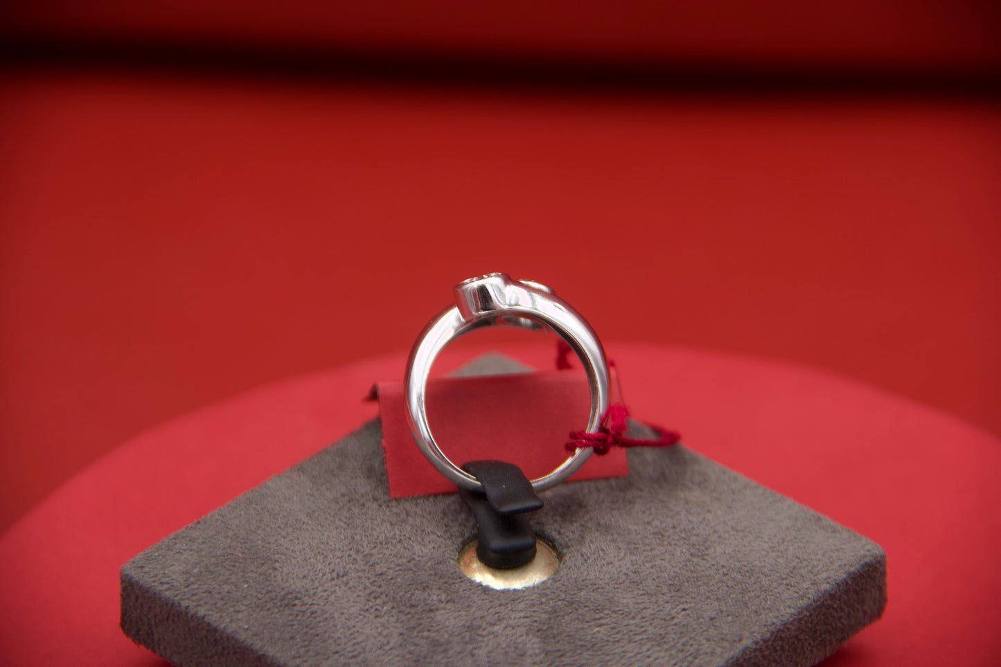 Anello contrarie con diamanti