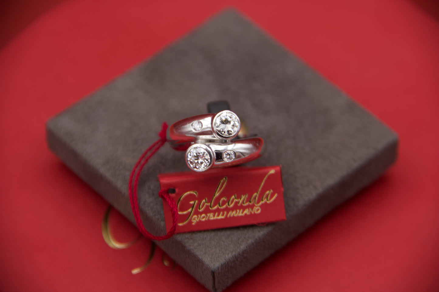Anello contrarie con diamanti