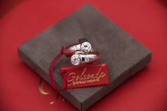 Contrary ring with diamonds