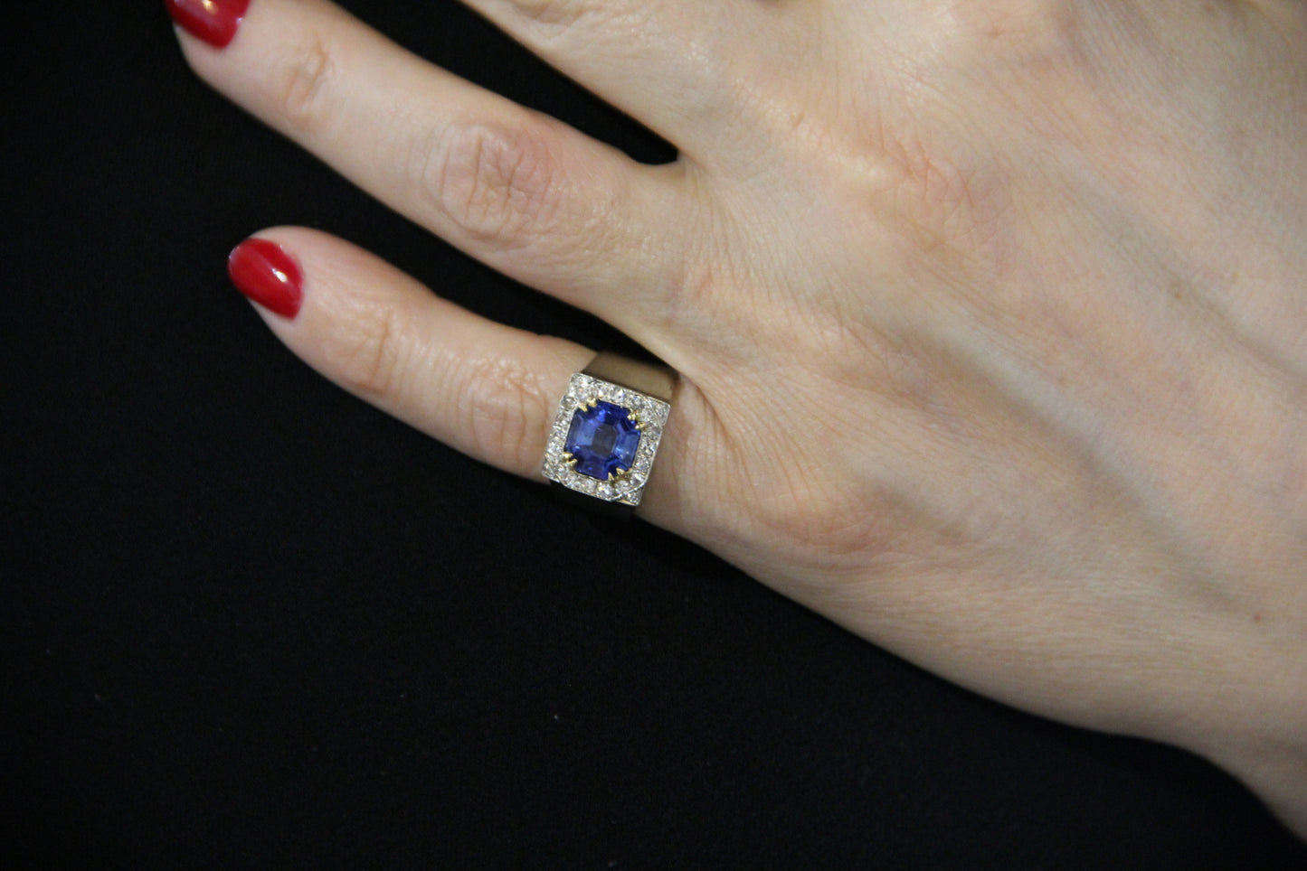 Signet ring with no-heat sapphire
