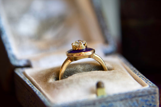 Antique Solitaire with 18kt gold "Guilloche" enamel