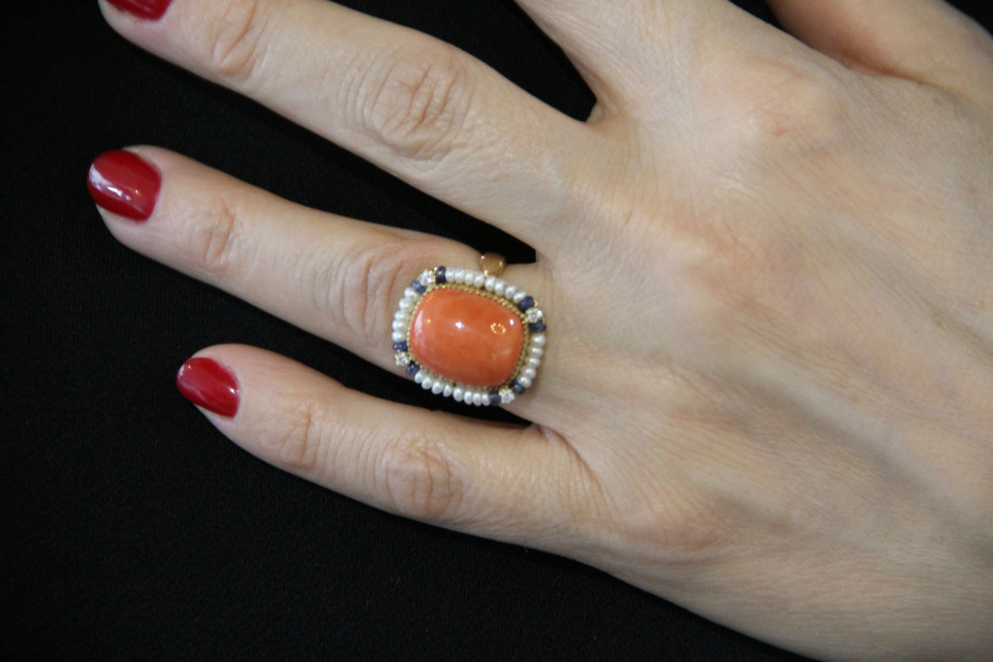 Anello con corallo e microperle