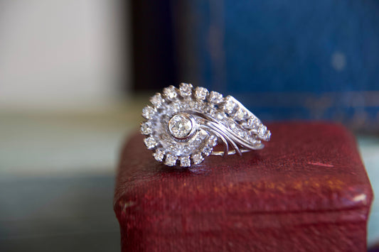 Anello a spirale anni 50' con diamanti e molti dettagli
