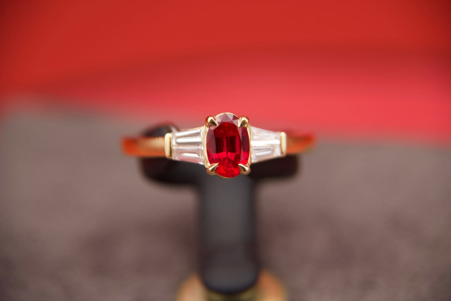 Anello solitario con rubino