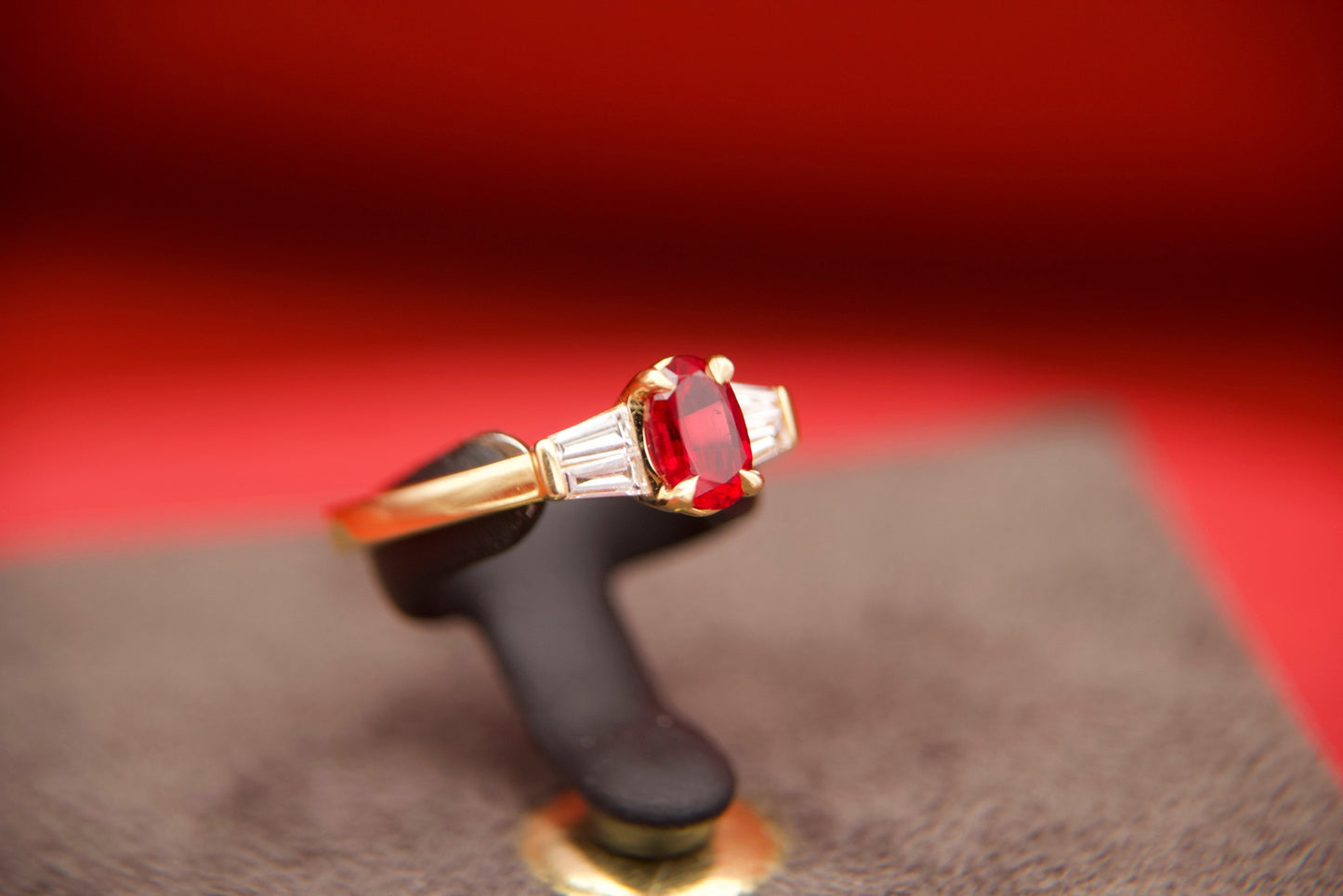 Anello solitario con rubino