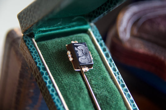 Antico spillone da cravatta con onice "Inciso a mano"