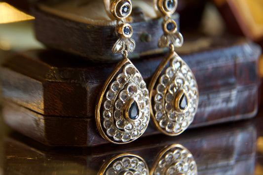 Orecchini pendenti anni '50 con diamanti taglio rosa e zaffiri