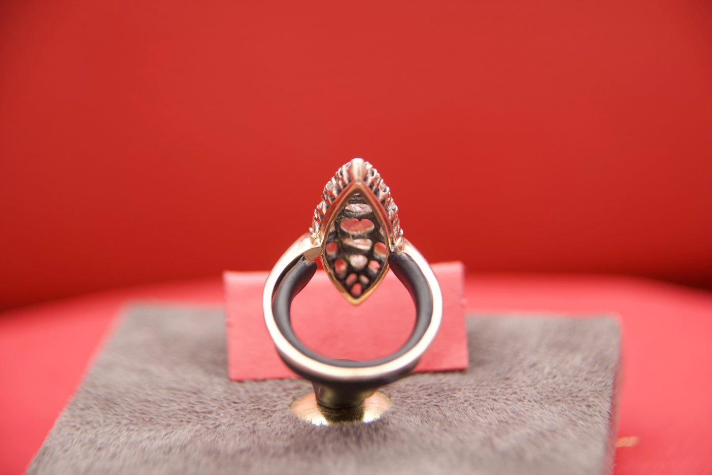 Vintage shuttle ring