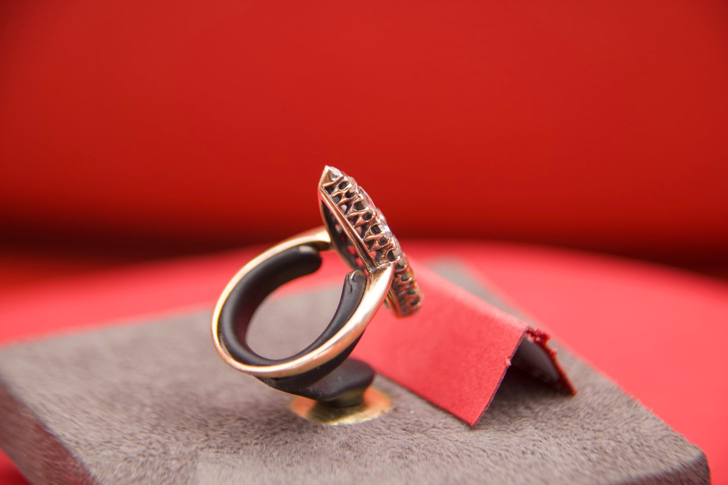 Vintage shuttle ring