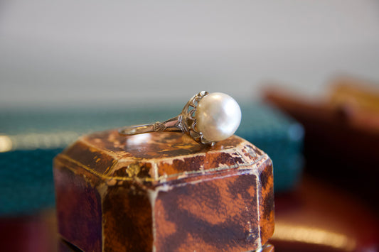 Anello antico "Art decò" con perla e motivi geometrici