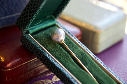 Spillone con perla barocca da cravatta vintage