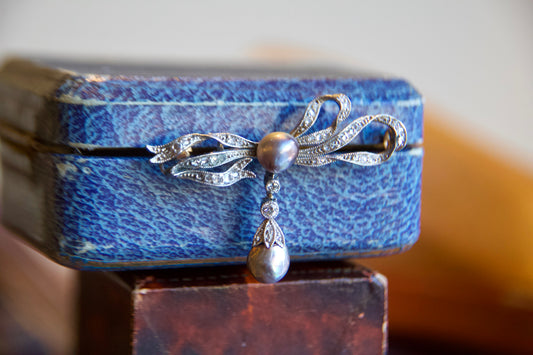 Antica spilla a "Fiocco" liberty con perla grigia