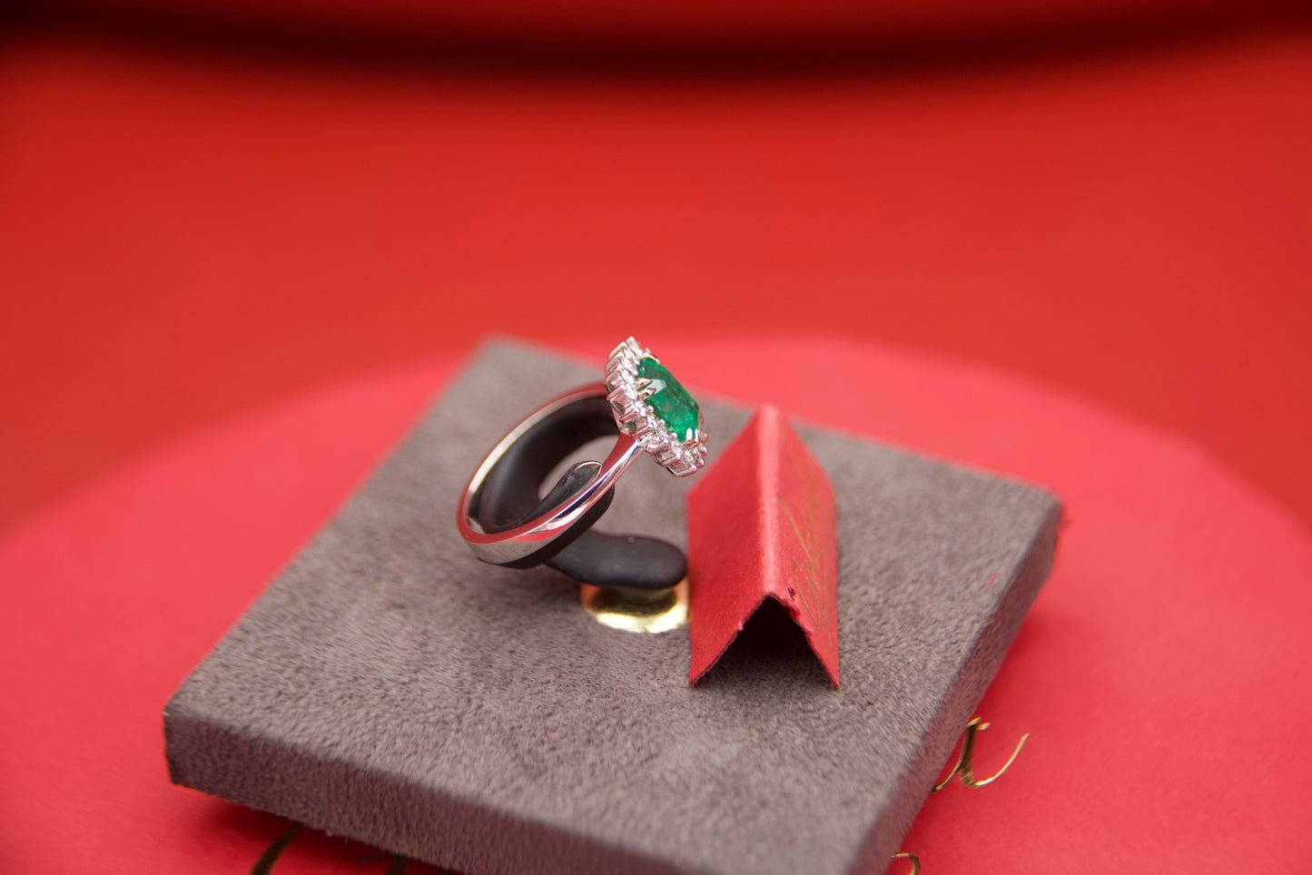MARGHERITA ring with emerald