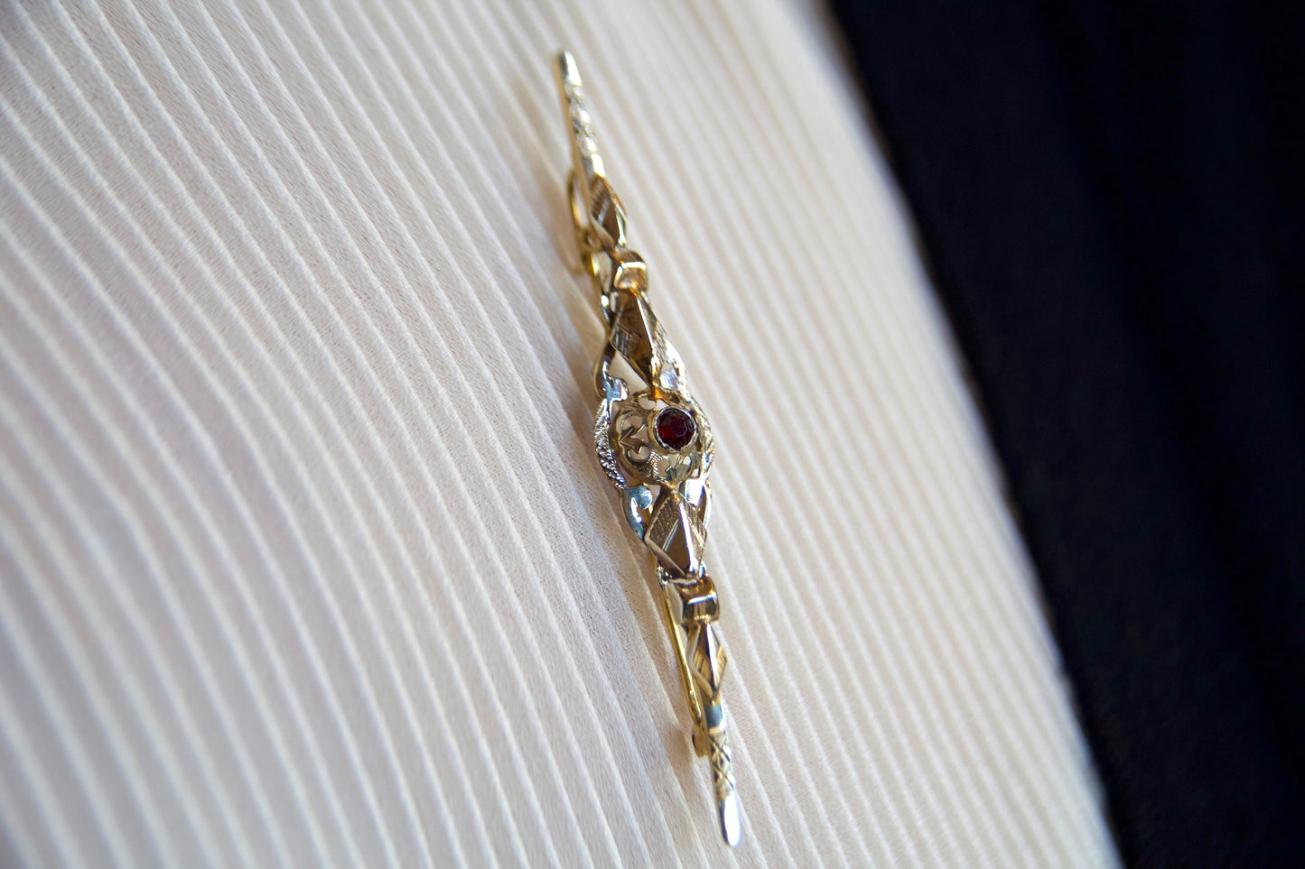Spilla vintage anni '50 con motivi geometrici