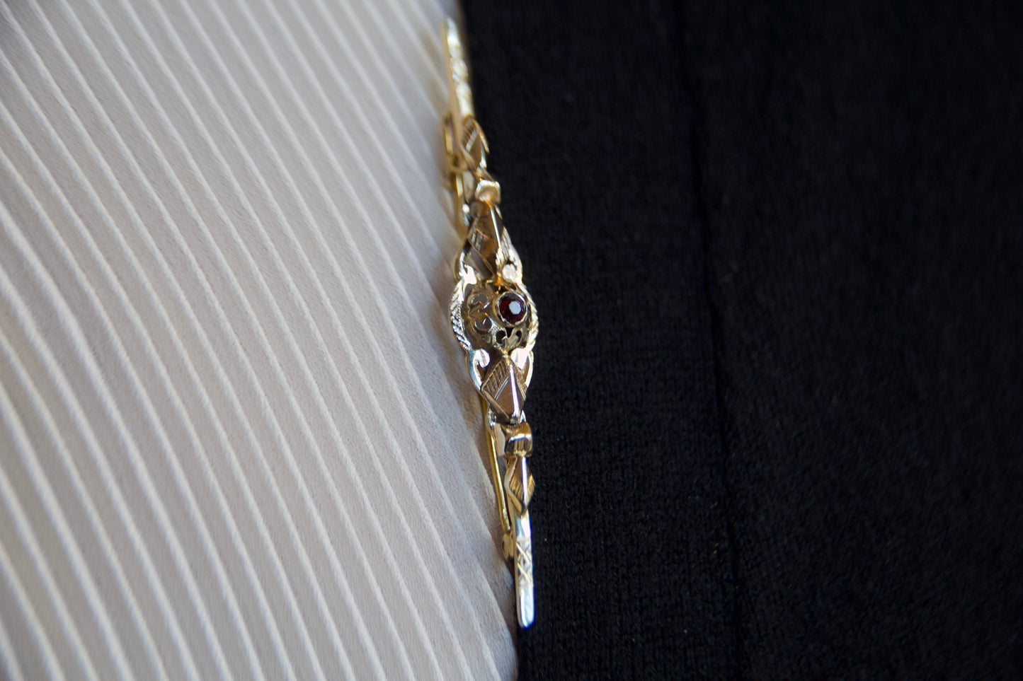 Spilla vintage anni '50 con motivi geometrici