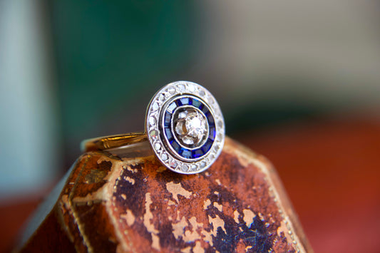 Anello Art decò con zaffiri calibrati e diamanti