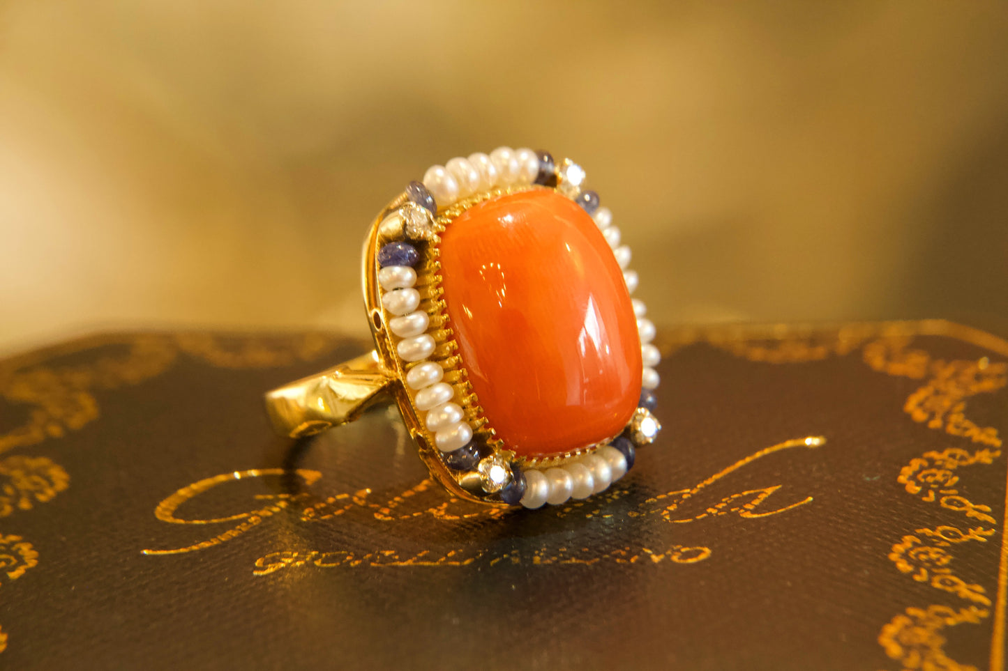 Anello con corallo e microperle
