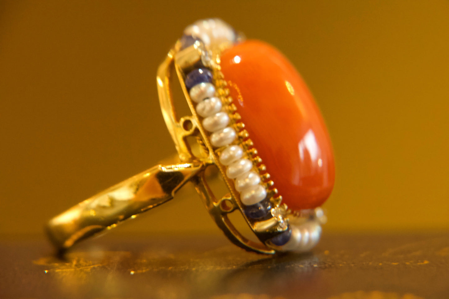 Anello con corallo e microperle