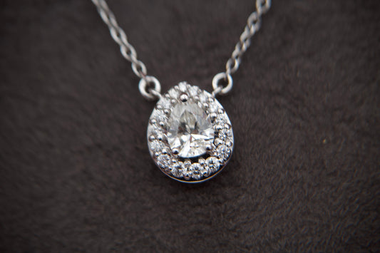 Collana con diamante goccia