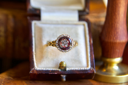 Anello Vittoriano con Granato e Diamanti a Fiore