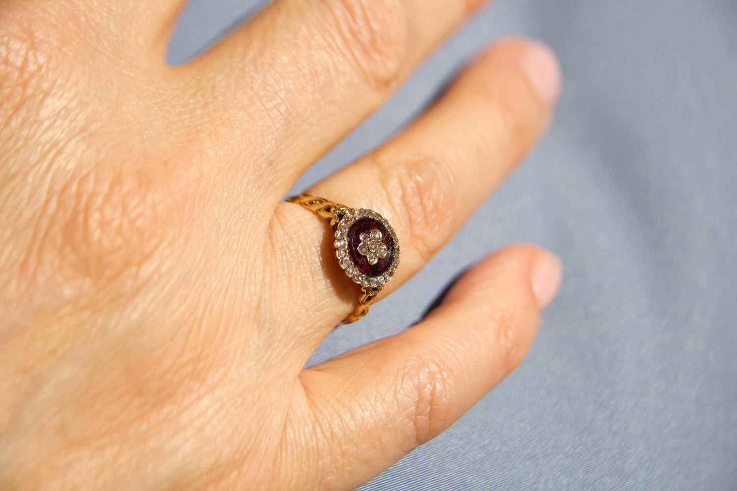 Anello Vittoriano con Granato e Diamanti a Fiore