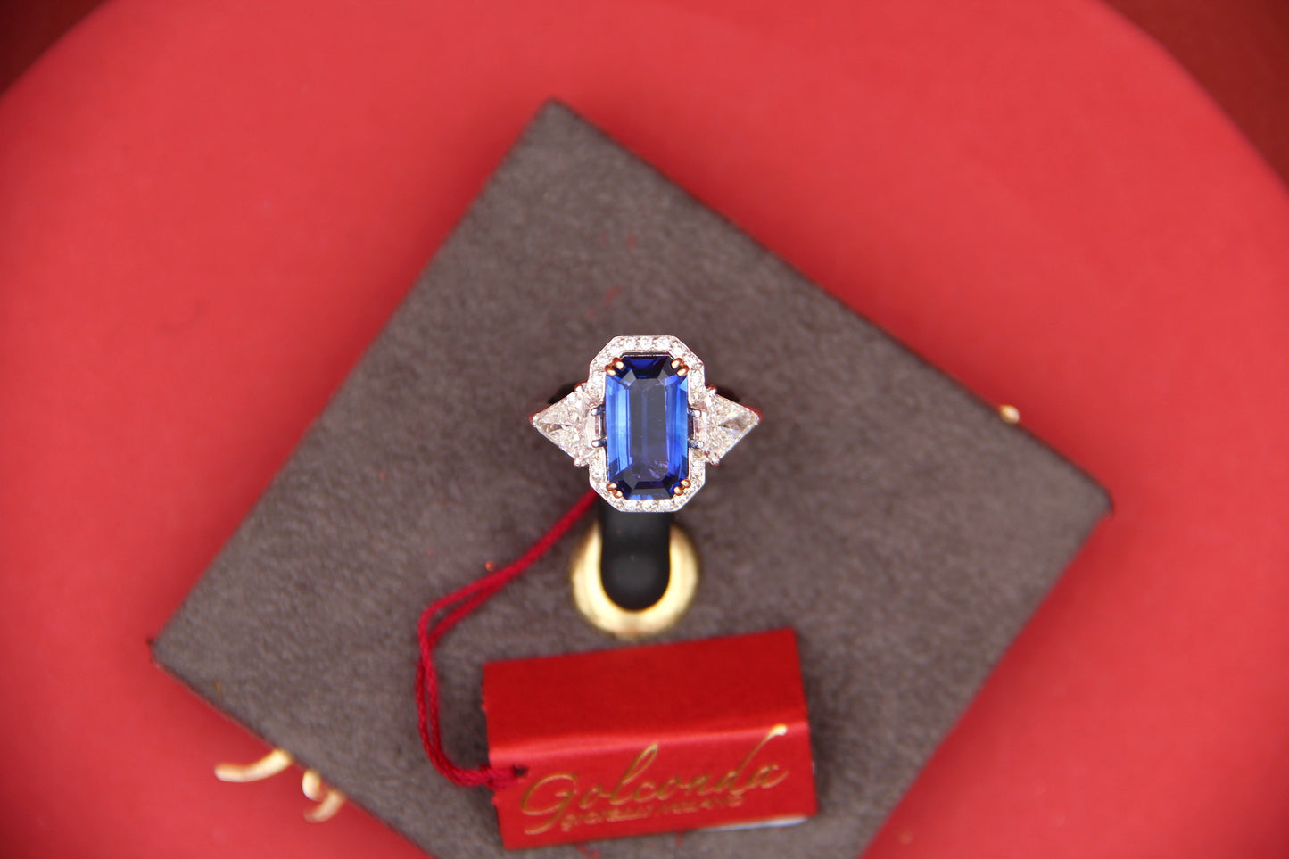 Anelo con zaffiro e diamanti