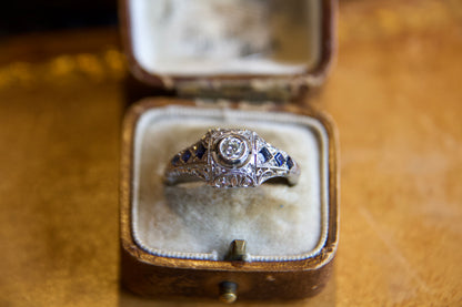 Anelo solitario Art Decò con zaffiri