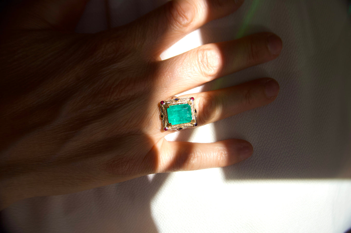 Anello finemente decorato con smeraldo anni 40'