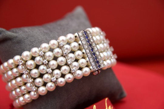 Semi-rigid bracelet with 1950s pearls