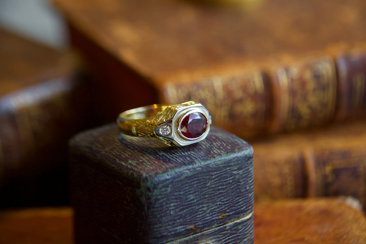 Anello anni 40 con Rodolite e diamanti