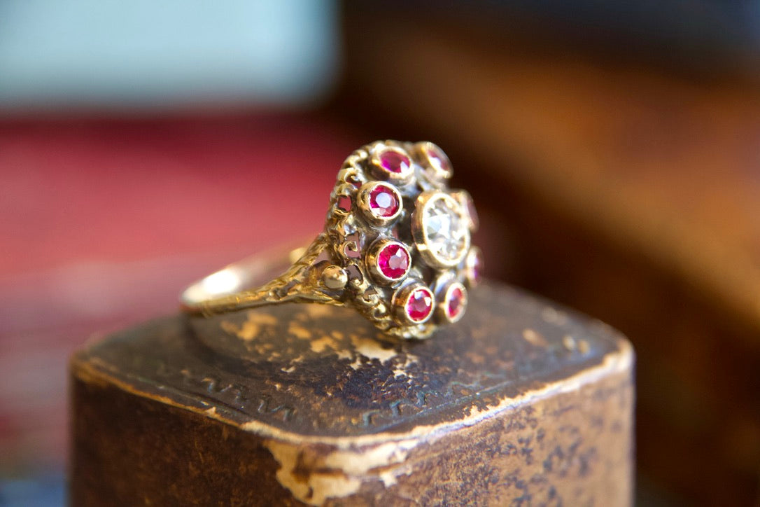 Anello "Art Nouveau" con diamante e rubini