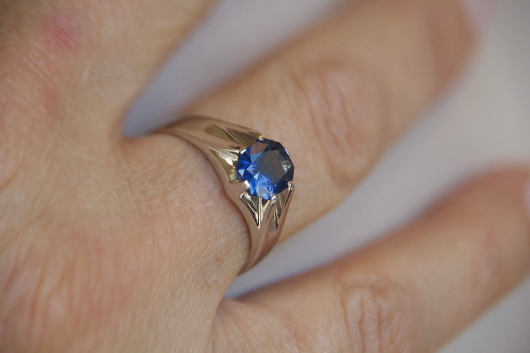 Anello solitario con Zaffiro ottagonale