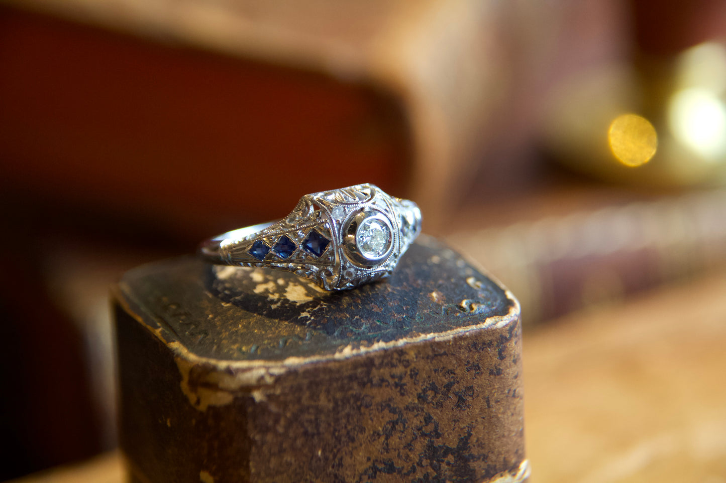 Anelo solitario Art Decò con zaffiri