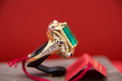 Anello finemente decorato con smeraldo anni 40'