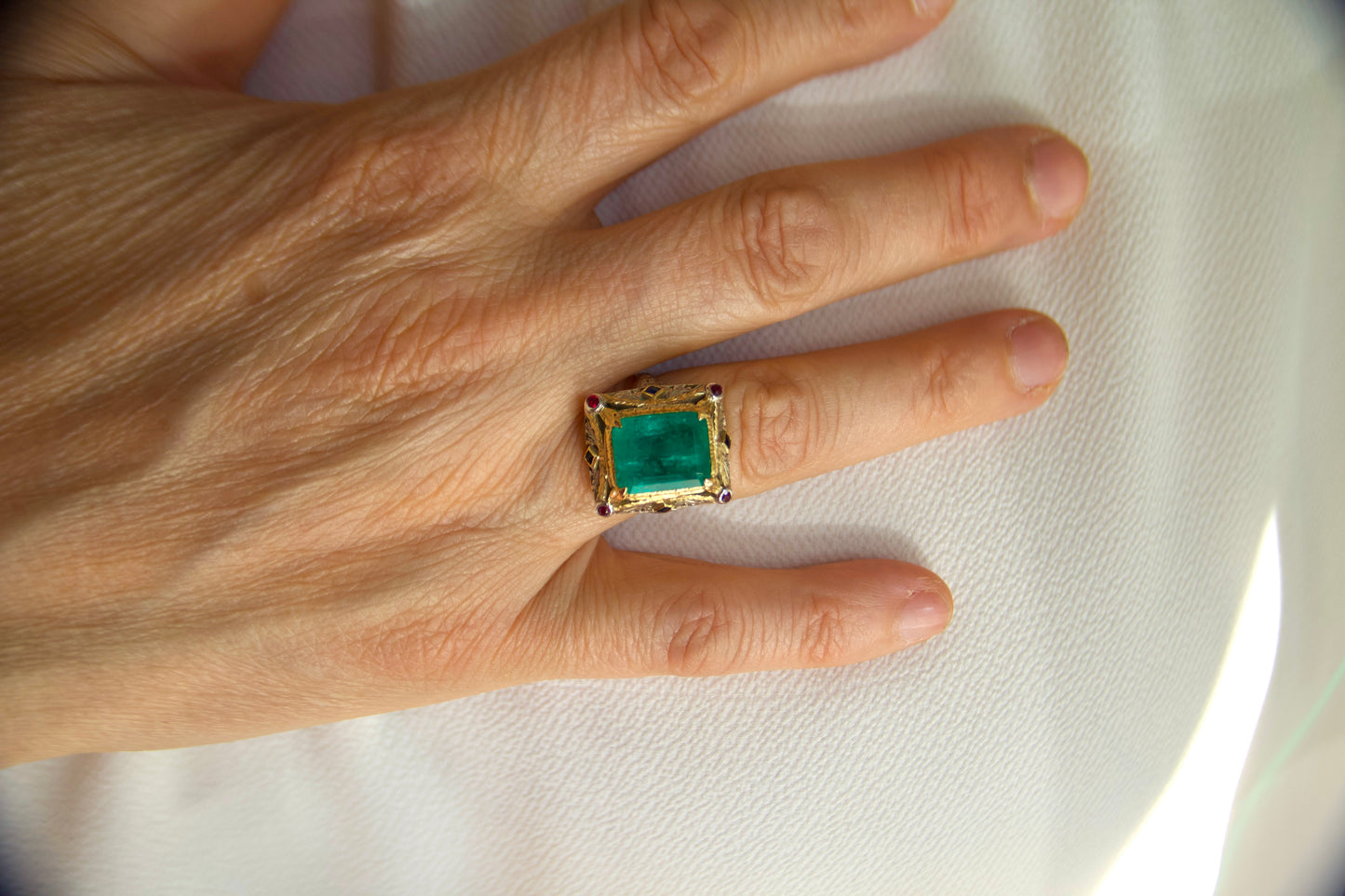Anello finemente decorato con smeraldo anni 40'