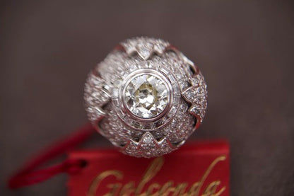 Important "Art Deco" diamond bud ring full of details