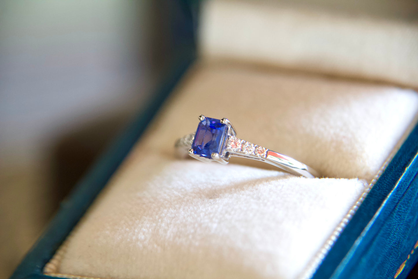 Anello con zaffiro e diamanti