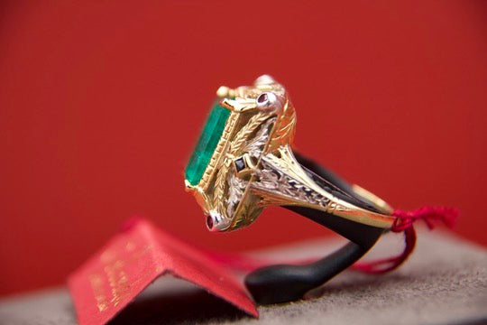 Anello finemente decorato con smeraldo anni 40'