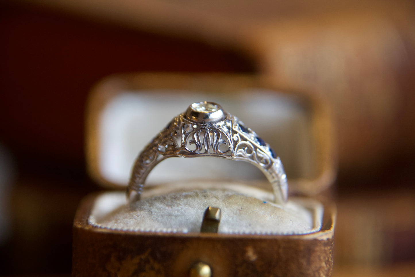 Anelo solitario Art Decò con zaffiri