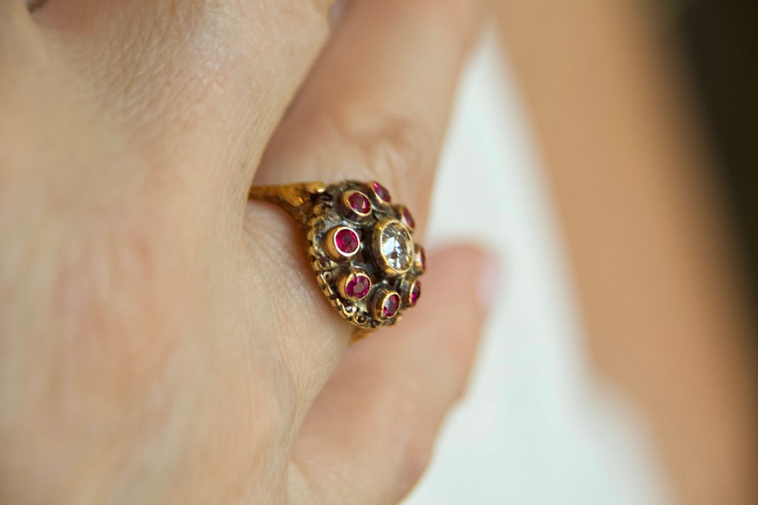 Anello "Art Nouveau" con diamante e rubini