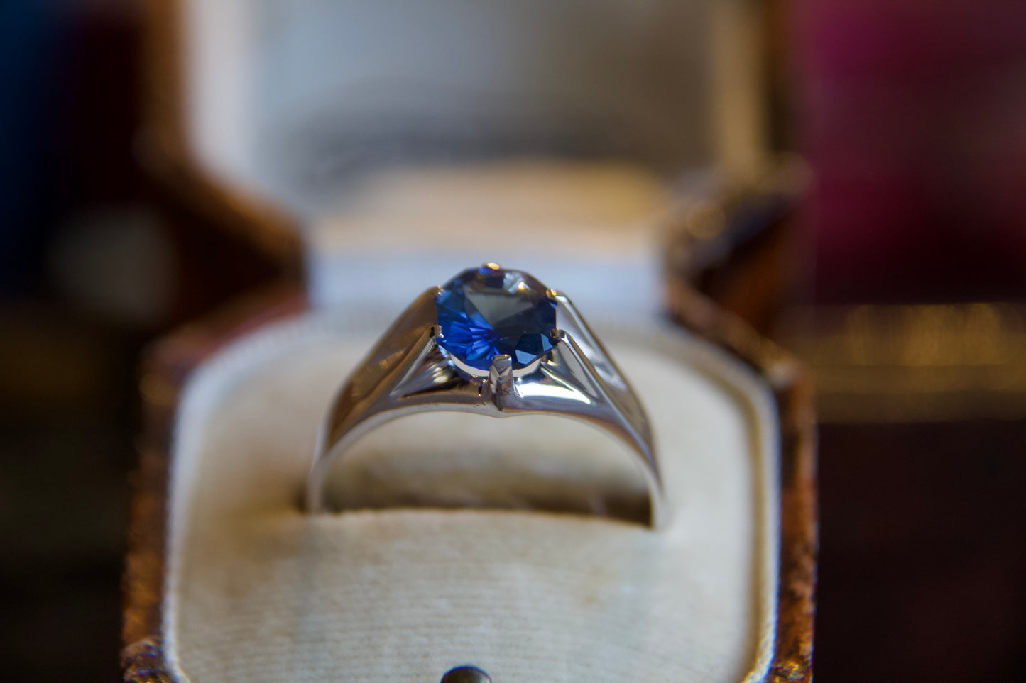 Anello solitario con Zaffiro ottagonale