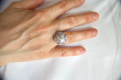 Important "Art Deco" diamond bud ring full of details