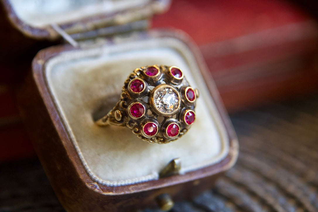 Anello "Art Nouveau" con diamante e rubini