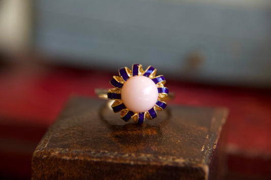 Anello vintage con corallo e smalti